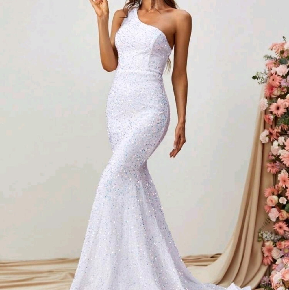 White Backless Assymmetrical Neck Sleeveles Mermaid Maxi Gown - Picture 1 of 11